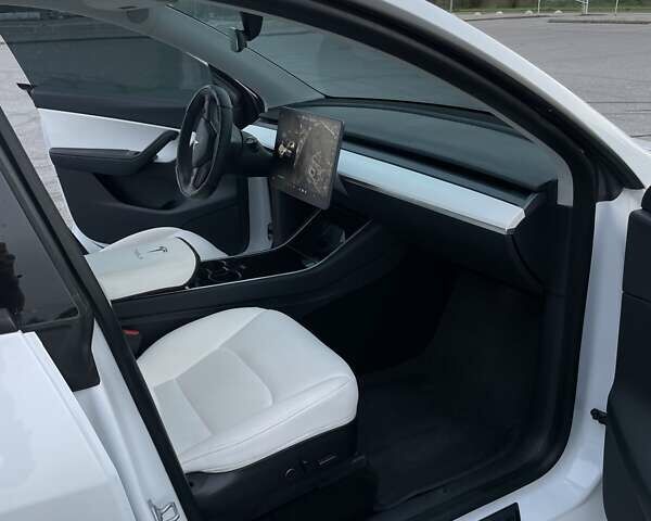 Білий Тесла Model Y, об'ємом двигуна 0 л та пробігом 39 тис. км за 25999 $, фото 9 на Automoto.ua