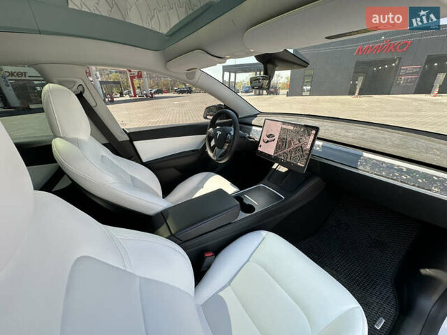 Белый Тесла Model Y, объемом двигателя 0 л и пробегом 51 тыс. км за 29500 $, фото 23 на Automoto.ua