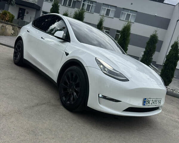 Белый Тесла Model Y, объемом двигателя 0 л и пробегом 128 тыс. км за 24999 $, фото 1 на Automoto.ua