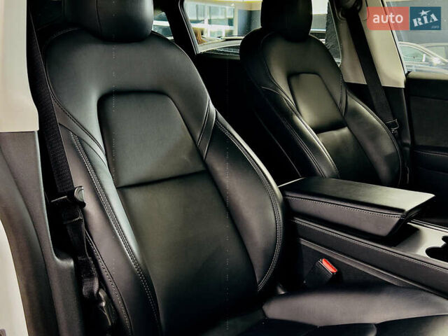 Білий Тесла Model Y, об'ємом двигуна 0 л та пробігом 74 тис. км за 24979 $, фото 13 на Automoto.ua