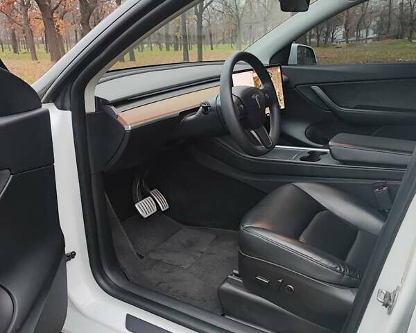 Белый Тесла Model Y, объемом двигателя 0 л и пробегом 59 тыс. км за 25999 $, фото 13 на Automoto.ua