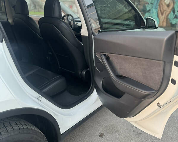 Білий Тесла Model Y, об'ємом двигуна 0 л та пробігом 55 тис. км за 24990 $, фото 12 на Automoto.ua