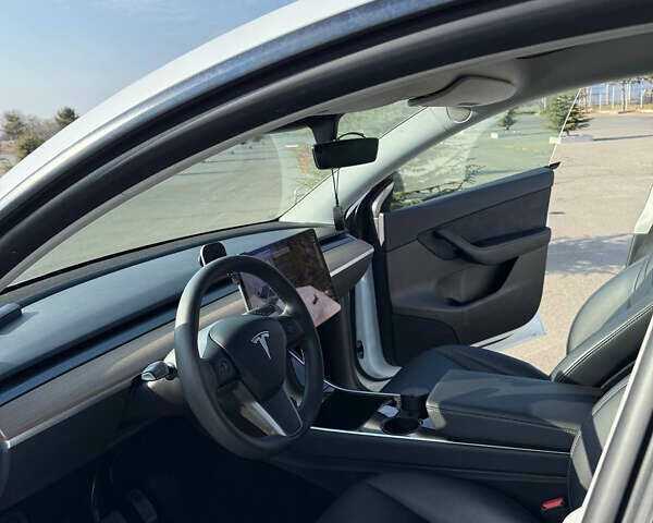 Белый Тесла Model Y, объемом двигателя 0 л и пробегом 65 тыс. км за 27500 $, фото 27 на Automoto.ua
