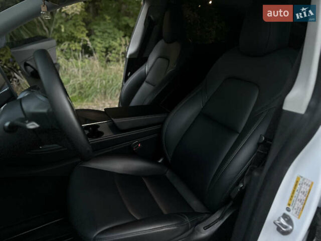 Белый Тесла Model Y, объемом двигателя 0 л и пробегом 57 тыс. км за 30000 $, фото 14 на Automoto.ua