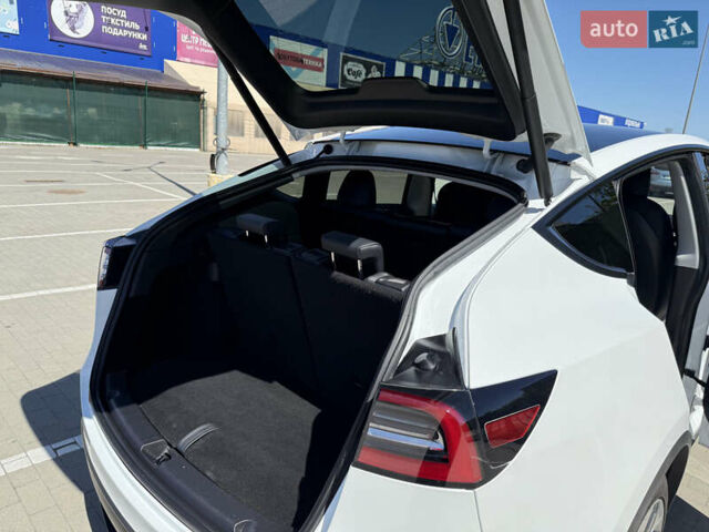 Белый Тесла Model Y, объемом двигателя 0 л и пробегом 110 тыс. км за 27750 $, фото 28 на Automoto.ua