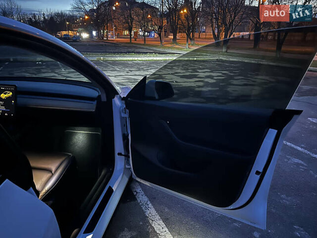 Белый Тесла Model Y, объемом двигателя 0 л и пробегом 55 тыс. км за 25450 $, фото 57 на Automoto.ua