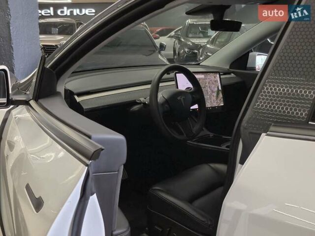 Белый Тесла Model Y, объемом двигателя 0 л и пробегом 58 тыс. км за 26999 $, фото 6 на Automoto.ua