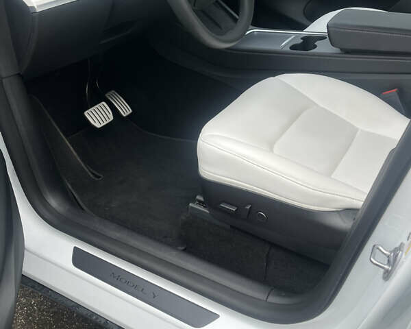 Белый Тесла Model Y, объемом двигателя 0 л и пробегом 28 тыс. км за 26500 $, фото 5 на Automoto.ua