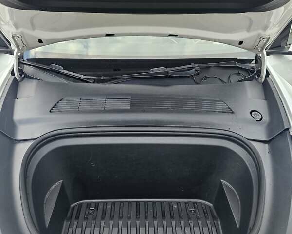 Тесла Model Y 2021 в Ровно на Automoto.ua Белый Тесла Model Y, объемом двигателя 0 л и пробегом 133 тыс. км за 22000 $, фото 27 на Automoto.ua