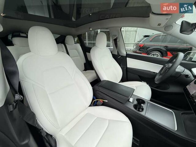 Белый Тесла Model Y, объемом двигателя 0 л и пробегом 80 тыс. км за 25500 $, фото 28 на Automoto.ua