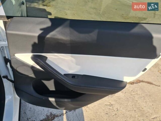 Белый Тесла Model Y, объемом двигателя 0 л и пробегом 68 тыс. км за 27000 $, фото 2 на Automoto.ua
