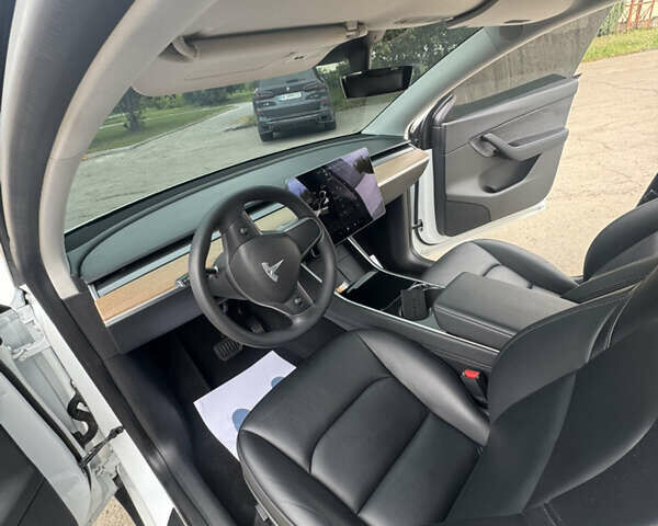Белый Тесла Model Y, объемом двигателя 0 л и пробегом 128 тыс. км за 24999 $, фото 18 на Automoto.ua