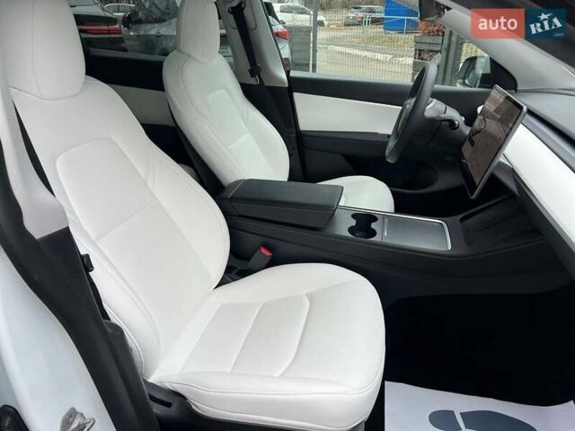 Білий Тесла Model Y, об'ємом двигуна 0 л та пробігом 47 тис. км за 23499 $, фото 38 на Automoto.ua