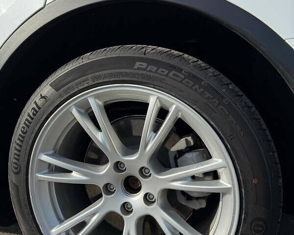 Белый Тесла Model Y, объемом двигателя 0 л и пробегом 65 тыс. км за 27500 $, фото 4 на Automoto.ua