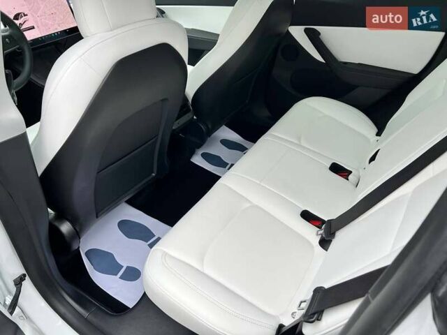 Білий Тесла Model Y, об'ємом двигуна 0 л та пробігом 47 тис. км за 23499 $, фото 63 на Automoto.ua