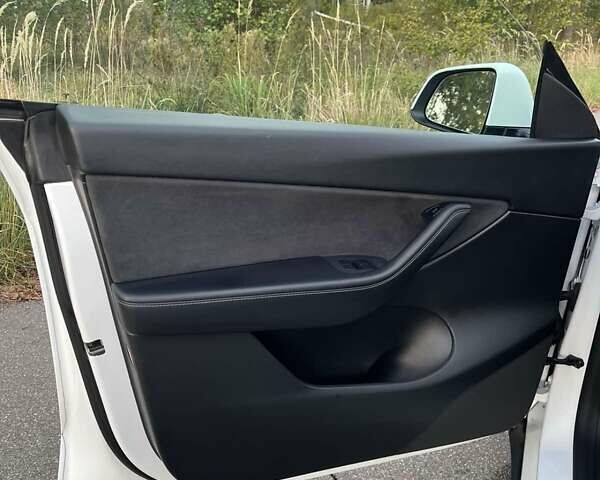 Белый Тесла Model Y, объемом двигателя 0 л и пробегом 87 тыс. км за 25100 $, фото 18 на Automoto.ua