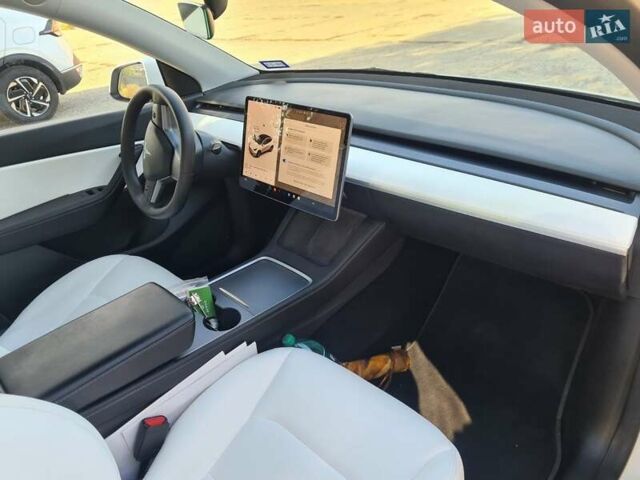 Белый Тесла Model Y, объемом двигателя 0 л и пробегом 68 тыс. км за 27000 $, фото 3 на Automoto.ua