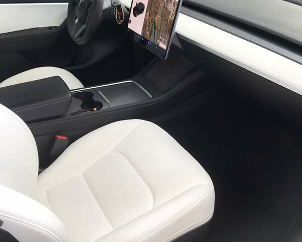 Белый Тесла Model Y, объемом двигателя 0 л и пробегом 31 тыс. км за 30000 $, фото 4 на Automoto.ua