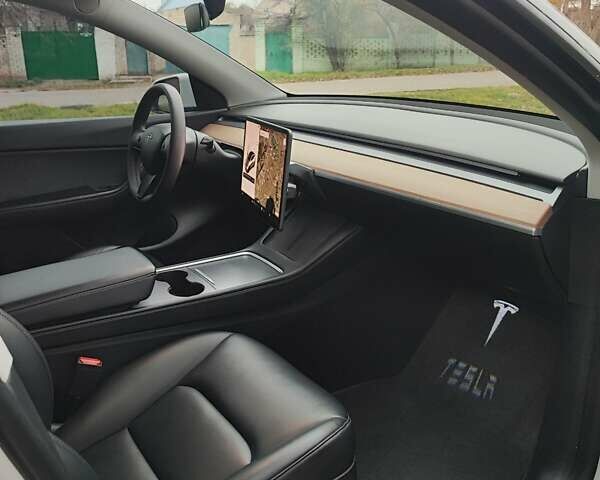 Белый Тесла Model Y, объемом двигателя 0 л и пробегом 59 тыс. км за 25999 $, фото 16 на Automoto.ua