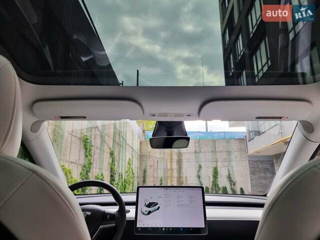 Белый Тесла Model Y, объемом двигателя 0 л и пробегом 98 тыс. км за 26499 $, фото 33 на Automoto.ua