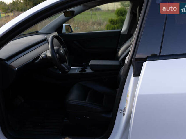 Белый Тесла Model Y, объемом двигателя 0 л и пробегом 103 тыс. км за 28400 $, фото 11 на Automoto.ua