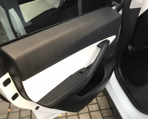 Белый Тесла Model Y, объемом двигателя 0 л и пробегом 31 тыс. км за 30000 $, фото 8 на Automoto.ua