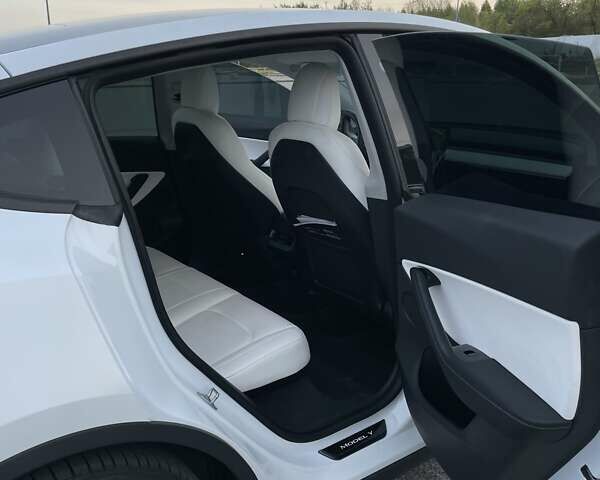 Білий Тесла Model Y, об'ємом двигуна 0 л та пробігом 39 тис. км за 25999 $, фото 10 на Automoto.ua