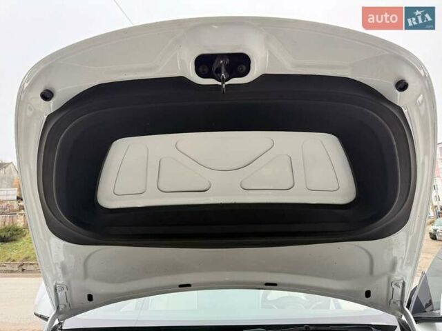 Білий Тесла Model Y, об'ємом двигуна 0 л та пробігом 88 тис. км за 25500 $, фото 42 на Automoto.ua