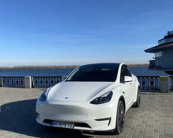 Белый Тесла Model Y, объемом двигателя 0 л и пробегом 111 тыс. км за 35000 $, фото 1 на Automoto.ua