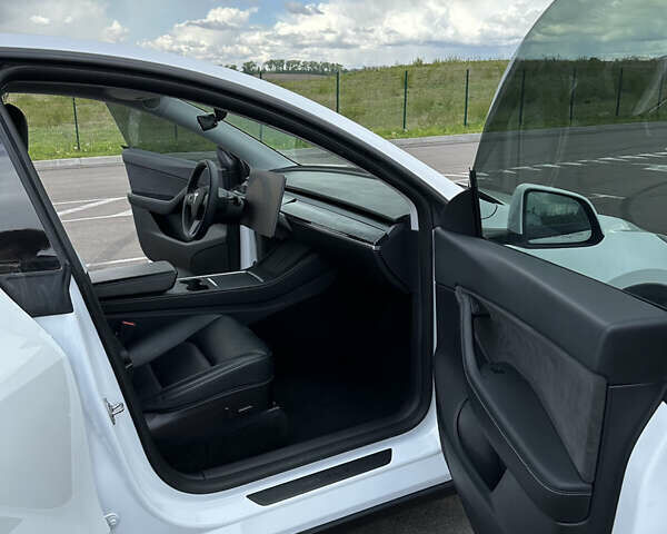 Белый Тесла Model Y, объемом двигателя 0 л и пробегом 81 тыс. км за 24000 $, фото 12 на Automoto.ua