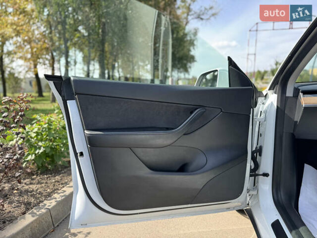 Білий Тесла Model Y, об'ємом двигуна 0 л та пробігом 119 тис. км за 19499 $, фото 11 на Automoto.ua