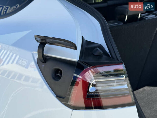 Белый Тесла Model Y, объемом двигателя 0 л и пробегом 110 тыс. км за 27750 $, фото 56 на Automoto.ua