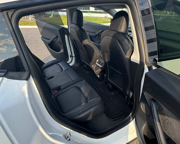 Белый Тесла Model Y, объемом двигателя 0 л и пробегом 80 тыс. км за 24000 $, фото 9 на Automoto.ua