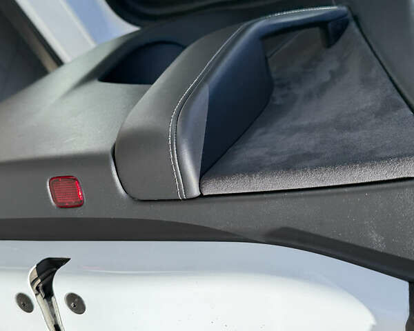 Белый Тесла Model Y, объемом двигателя 0 л и пробегом 110 тыс. км за 27750 $, фото 46 на Automoto.ua