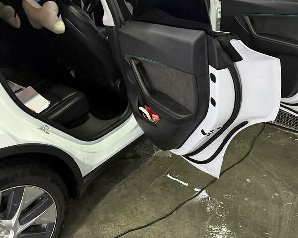 Білий Тесла Model Y, об'ємом двигуна 0 л та пробігом 65 тис. км за 24000 $, фото 1 на Automoto.ua