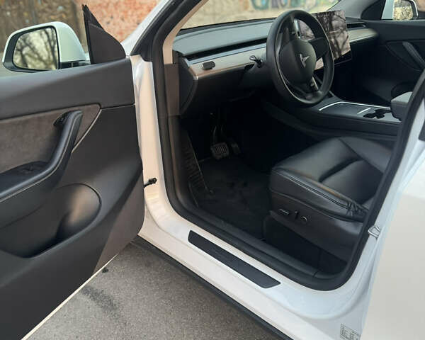 Білий Тесла Model Y, об'ємом двигуна 0 л та пробігом 55 тис. км за 24990 $, фото 7 на Automoto.ua