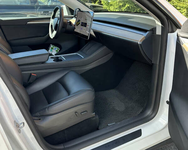 Тесла Model Y 2021 в Киеве на Automoto.ua Белый Тесла Model Y, объемом двигателя 0 л и пробегом 117 тыс. км за 35000 $, фото 27 на Automoto.ua