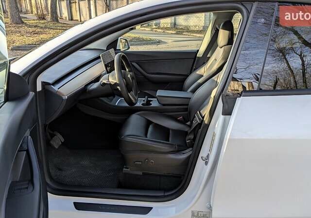 Білий Тесла Model Y, об'ємом двигуна 0 л та пробігом 101 тис. км за 23899 $, фото 14 на Automoto.ua