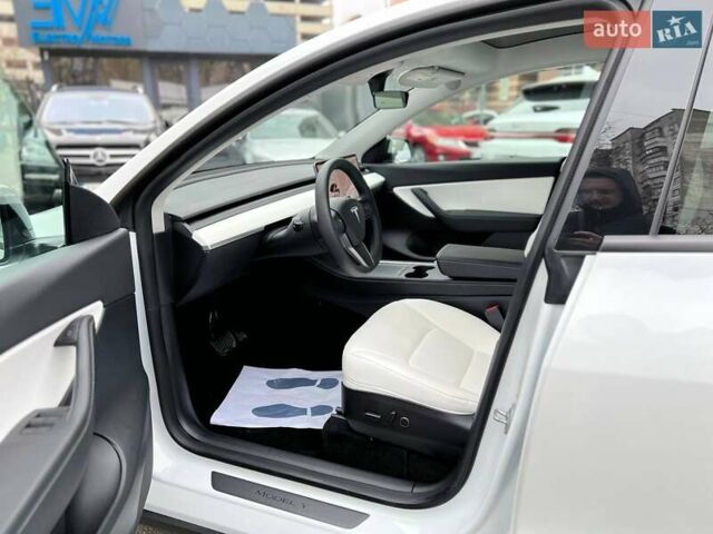 Білий Тесла Model Y, об'ємом двигуна 0 л та пробігом 47 тис. км за 23499 $, фото 65 на Automoto.ua