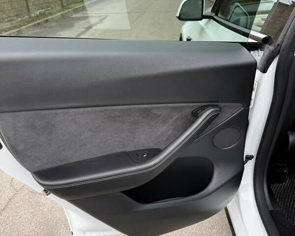 Белый Тесла Model Y, объемом двигателя 0 л и пробегом 41 тыс. км за 24900 $, фото 7 на Automoto.ua