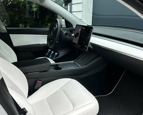 Белый Тесла Model Y, объемом двигателя 0 л и пробегом 65 тыс. км за 27500 $, фото 23 на Automoto.ua