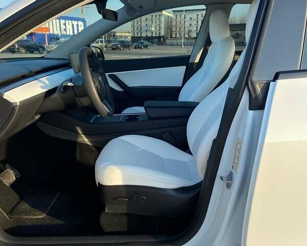 Білий Тесла Model Y, об'ємом двигуна 0 л та пробігом 41 тис. км за 24500 $, фото 5 на Automoto.ua