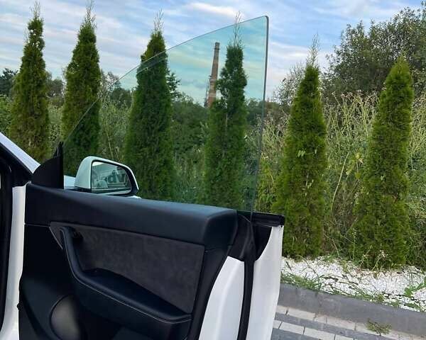 Белый Тесла Model Y, объемом двигателя 0 л и пробегом 16 тыс. км за 29900 $, фото 27 на Automoto.ua