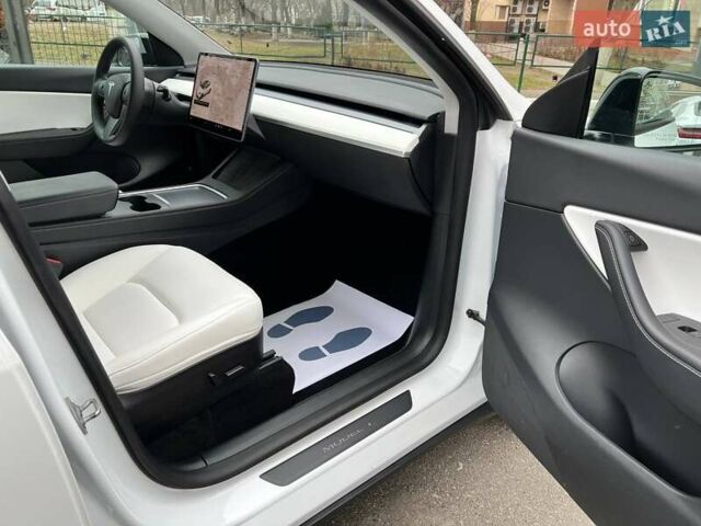 Білий Тесла Model Y, об'ємом двигуна 0 л та пробігом 47 тис. км за 23499 $, фото 32 на Automoto.ua