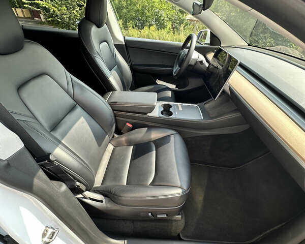 Білий Тесла Model Y, об'ємом двигуна 0 л та пробігом 70 тис. км за 26700 $, фото 16 на Automoto.ua