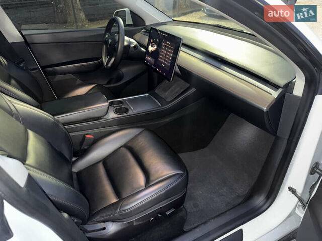 Белый Тесла Model Y, объемом двигателя 0 л и пробегом 128 тыс. км за 22600 $, фото 59 на Automoto.ua