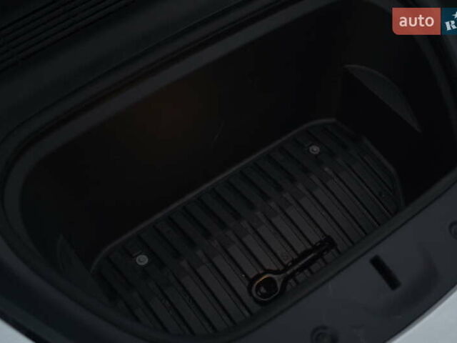 Білий Тесла Model Y, об'ємом двигуна 0 л та пробігом 66 тис. км за 23500 $, фото 48 на Automoto.ua