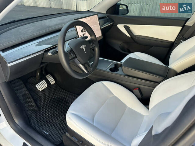 Белый Тесла Model Y, объемом двигателя 0 л и пробегом 51 тыс. км за 29500 $, фото 13 на Automoto.ua