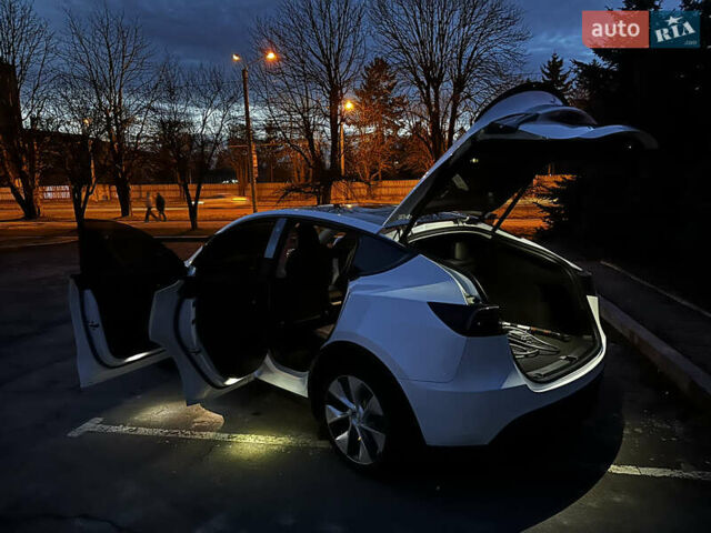 Белый Тесла Model Y, объемом двигателя 0 л и пробегом 55 тыс. км за 25450 $, фото 70 на Automoto.ua
