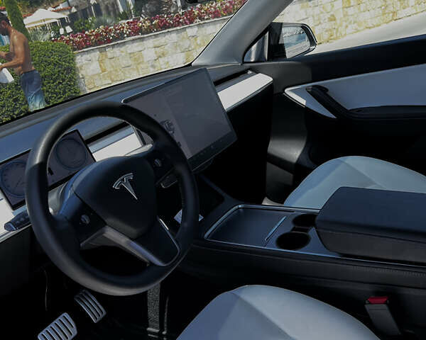 Белый Тесла Model Y, объемом двигателя 0 л и пробегом 61 тыс. км за 28000 $, фото 25 на Automoto.ua